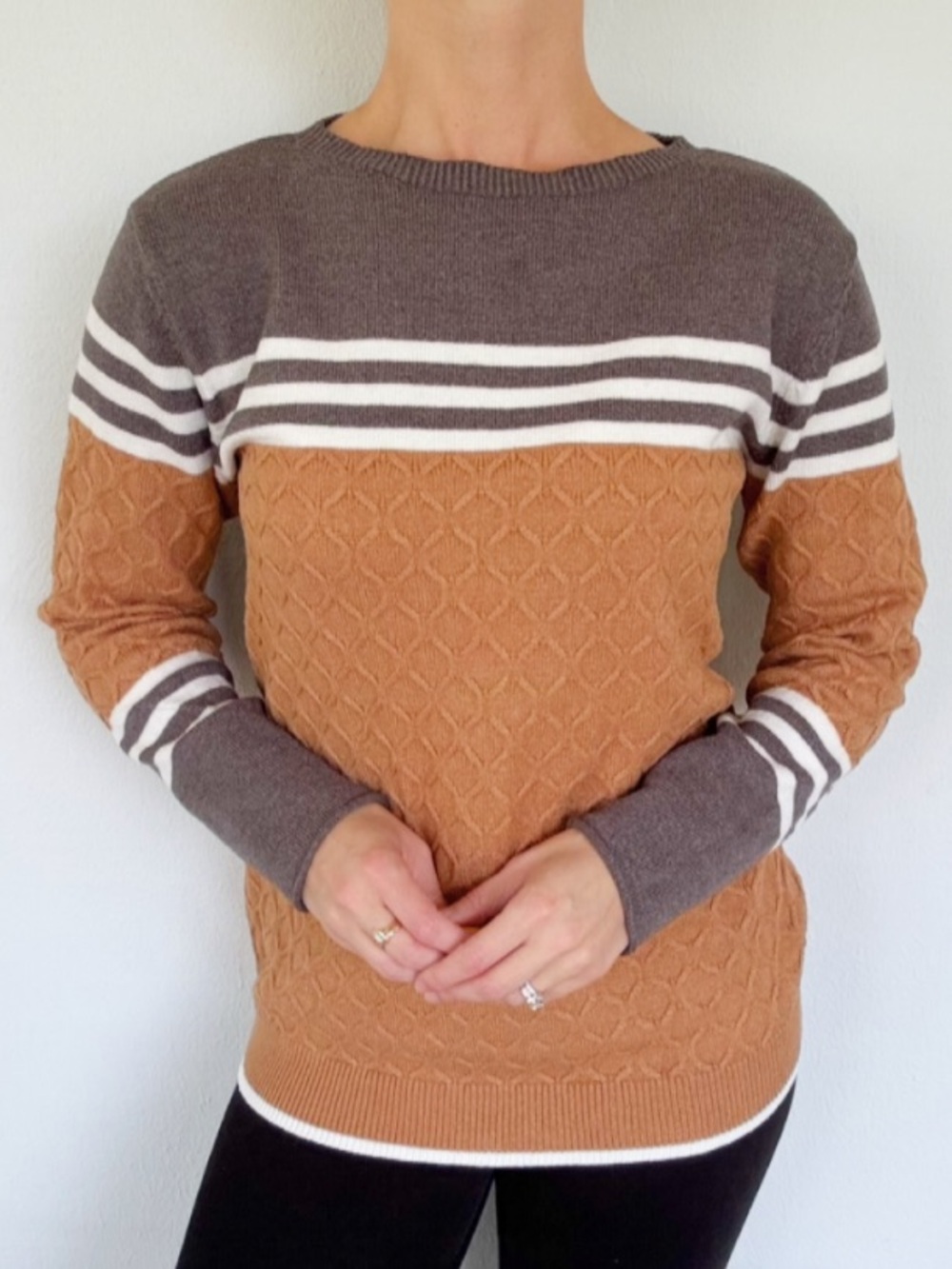 Brown gray white stripe textured knit long sleeve crewneck sweater size medium